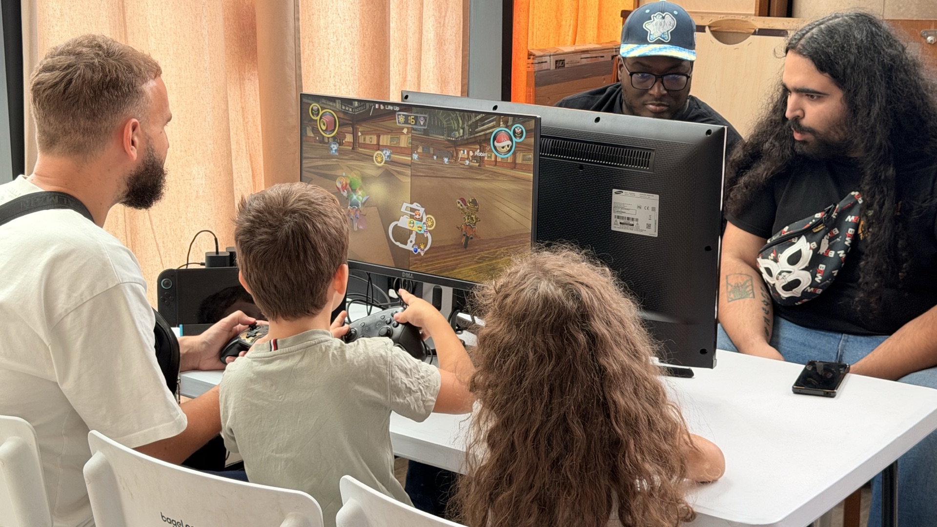 Enfants et adultes réunis autour de Mario Kart pendant une animation Life Up